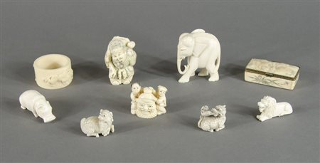 Lotto di vari oggettini in avorio scolpito.