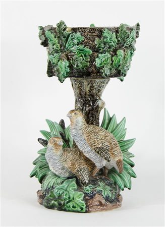 Alzata in ceramica policroma a forma di pianta con due uccelli. Porta un...