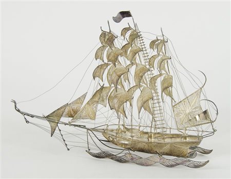 Modello di veliero a 3 alberi in argento finemente traforato e lavorato....