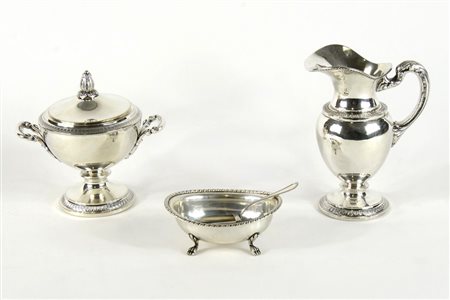 Lotto in argento composto da brocchetta, formaggera e zuccheriera. Gr. tot 690.