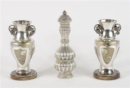 Lotto in argento composto da coppia di vasetti con manici floreali e...