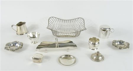 Lotto di vari oggetti in argento tra cui contenitori e portagrissini. Gr. 1160.