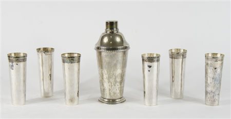 Lotto in argento sterling composto da shaker e 6 bicchieri. Gr. tot 740.