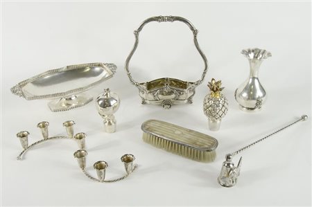 Lotto composto da vari oggetti in argento tra cui centrotavola e...