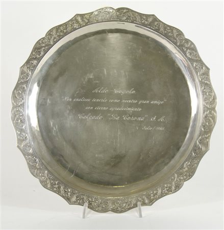 Vassoio rotondo in argento con bordo inciso. Punzone Bogota. Diam. cm. 39....