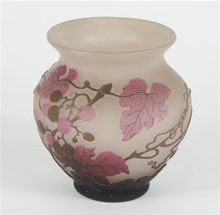 Arsall: vaso in vetro a cameo decorato con rami e foglie. Firmato due volte....