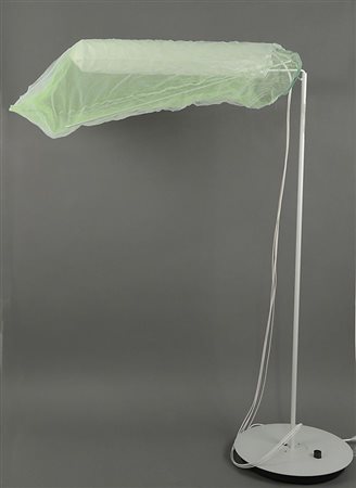 Artemide: lampada da terra modello Brezza. Disegno di A. Anastasio.