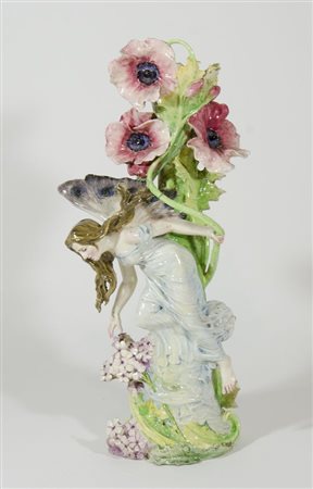 Grande vaso in ceramica policroma decorato con figura femminile alata e...