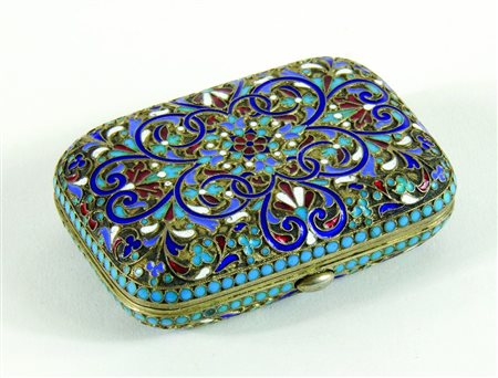 Piccola scatoletta decorata a smalti policromi con interno in velluto. cm....