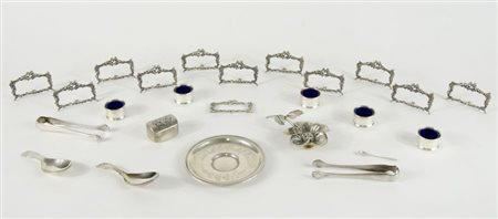 Lotto di vari oggetti in argento tra cui contenitori e segnaposto. Gr. 450.
