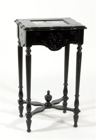 Tavolino da lavoro in legno nero, sul piano una piastra in porcellana policroma.