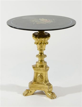 Tavolino basso su gamba in legno dorato, piano in marmo con decoro floreale...