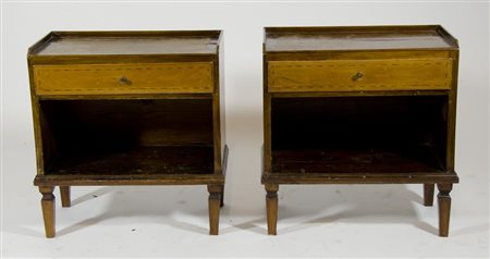 Coppia di comodini bassi in legno con anta e 2 cassetti.