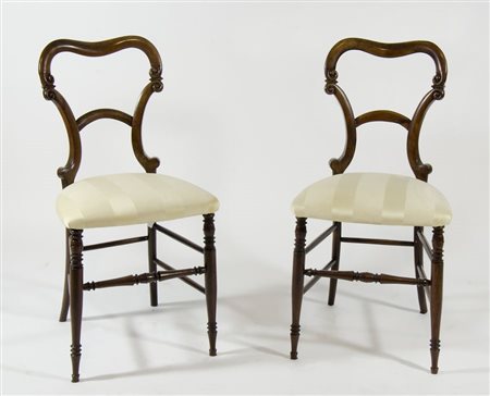 Coppia di piccole sedie con schienale sagomato.