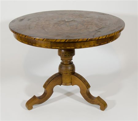 Tavolo "sorrentino" rotondo in legno con intarsi in legni vari. H. cm. 69,...