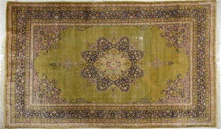 Tappeto antico indiano, cm. 180x290. (difetti).