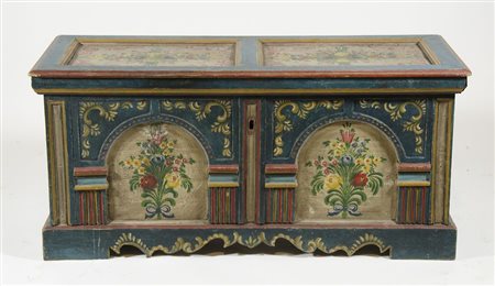 Cassapanca tirolese in legno dipinto a motivi floreali. cm. 57x120x48.