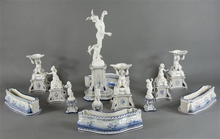 Ginori: grande centrotavola composto da 13 elementi in bisquit e porcellana...