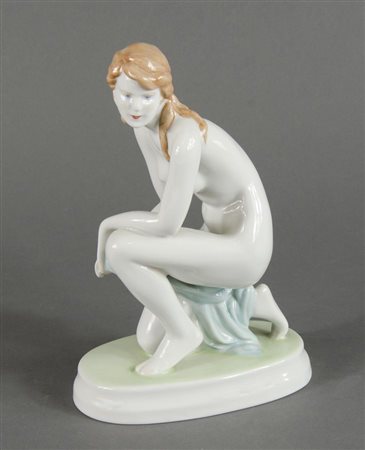 Zsolnay: statuina in porcellana policroma raffigurante donna seduta. Marcata...