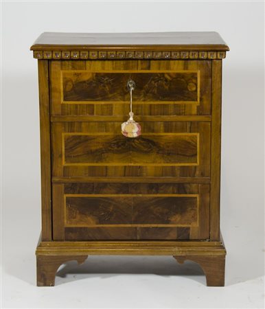 Comodino in legno con anta a 3 finti cassetti.