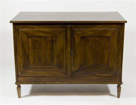 Credenza bassa in legno a 2 ante. cm. 77x105x51.