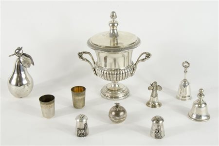 Lotto di vari oggetti in argento tra cui coppa e campanellini. Gr. 1060.