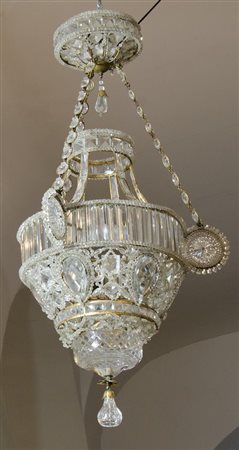 Grande lampadario in cristallo e metallo dorato di forma circolare. Inizio XX...