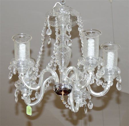 Lampadario in cristallo a 5 luci con pendenti.