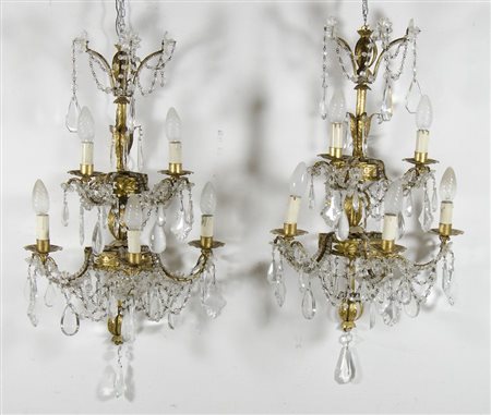 Coppia di grandi appliques in metallo dorato con pendenti in cristallo a 5...