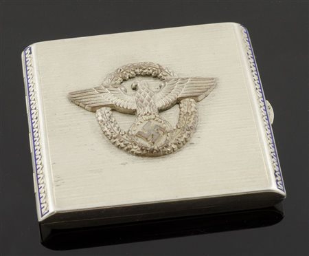 Portasigarette in argento 900 finemente inciso, sul coperchio stemma con...