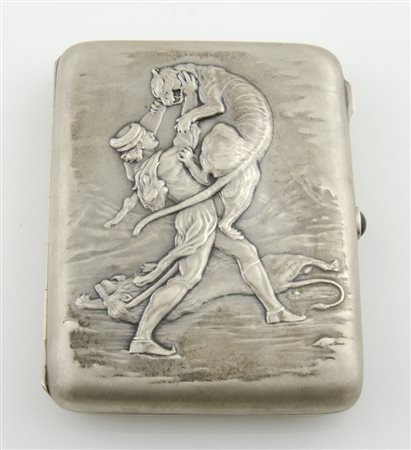 Scatoletta portasigarette in argento con coperchio sbalzato raffigurante...
