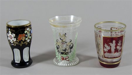 Lotto di 3 bicchieri in vetro a decori policromi.