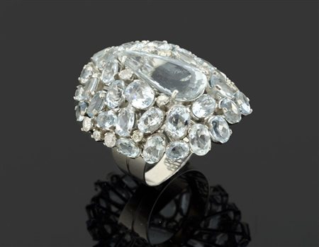 Anello in oro bianco a cupola composto interamente da acquamarine e...
