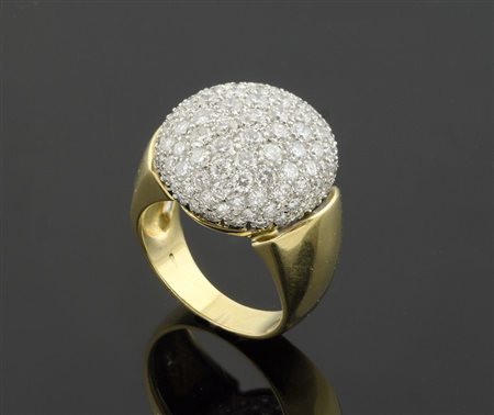 Anello in oro giallo e bianco a cupola con pavè di diamanti taglio brillante...