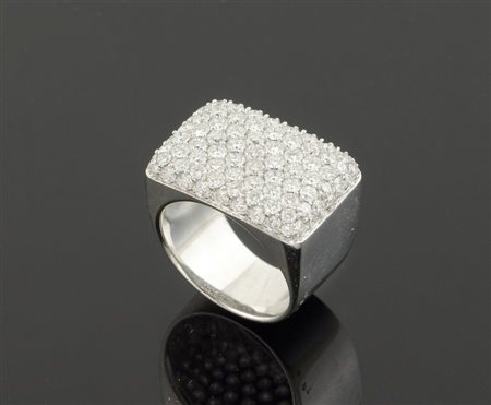 Anello a fascia in oro bianco con pavè di diamanti taglio brillante per ca ct...
