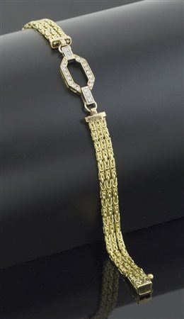 Bracciale a tre fili in oro giallo e piccoli brillanti. Gr. tot 17,7.