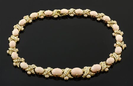 Collier in oro giallo composto da ovali di corallo "pelle d'angelo"...