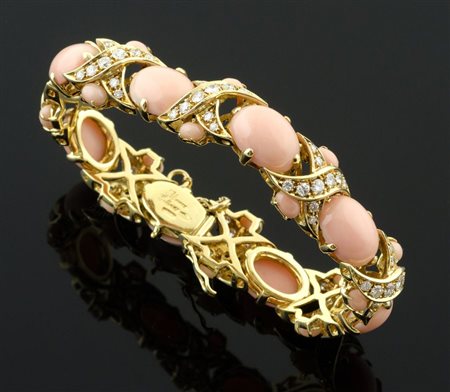 Bracciale in oro giallo composto da ovali di corallo "pelle d'angelo"...