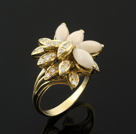 Anello in oro giallo con corallo "pelle d'angelo" e piccoli diamanti. gr. tot...