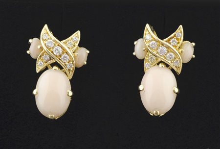 Paio di orecchini in oro giallo con corallo "pelle d'angelo" e fiocco di...