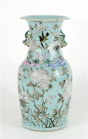 Grande vaso in porcellana policroma decorato a motivi orientali e manici a...