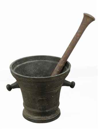 Grande mortaio in bronzo con pestello, decorato a sbalzo con stemma e foglie...