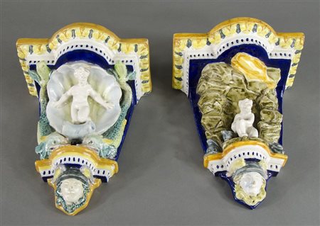 Coppia di mensole in ceramica policroma con figura centrale. Firmate Faenza...