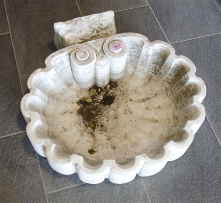 Grande acquasantiera in pietra a coste verticali. cm.64x65x18