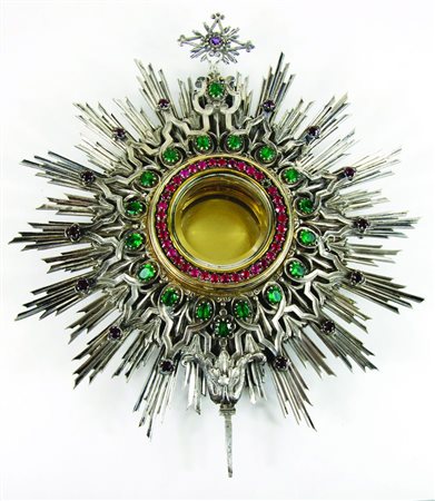 Ostensorio in argento finemente sbalzato, cesellato e dorato a volute e raggi...