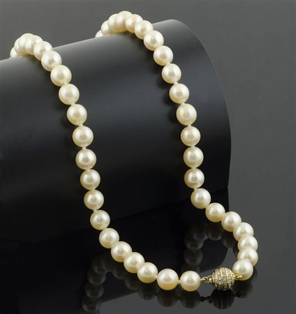 Collana di perle con chiusura a palla in oro giallo e brillanti. Gr. tot 73,7.