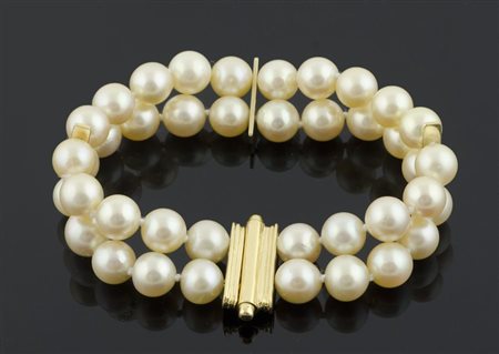 Bracciale di perle con chiusura in oro giallo. Gr. tot 45,6.