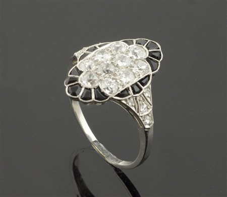 Anello in platino di forma ovale con brillanti contornati da onice. Perido...