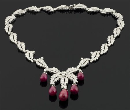 Collier in oro bianco composto da foglie ricoperte da diamanti per tot ca ct...