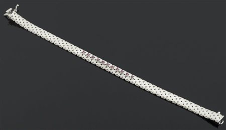 Bracciale semirigido in oro bianco con 11 rubini. Gr. tot 25.